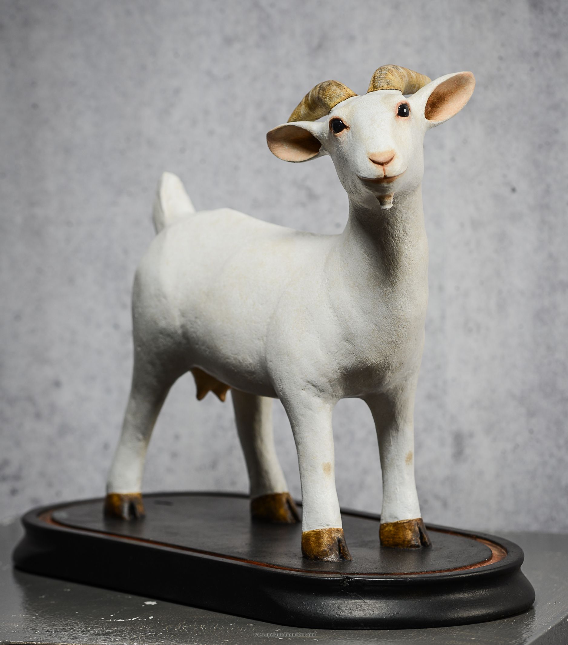 Petite chèvre blanche | Animaux | Sculpture en papier mâché | Mélanie  Bourlon