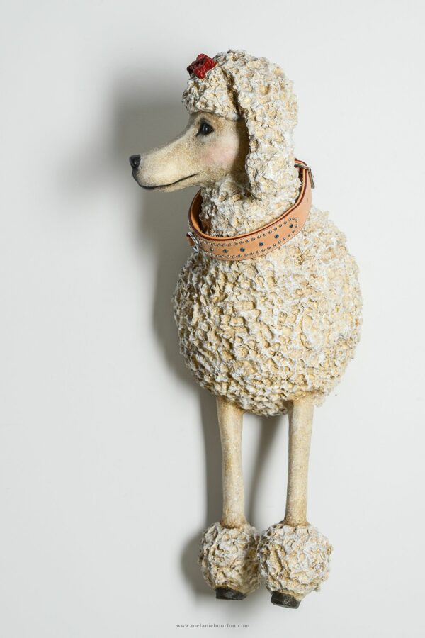 Caniche blanc- Sculpture en papier de Mélanie Bourlon - 38 Le Avenières - Isère - Rhône-Alpes - France - Photo : Anthony Cottarel