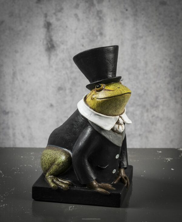 Grenouille chapeau - Sculpture en papier de Mélanie Bourlon - 38 Le Avenières - Isère - Rhône-Alpes - France - Photo : Anthony Cottarel
