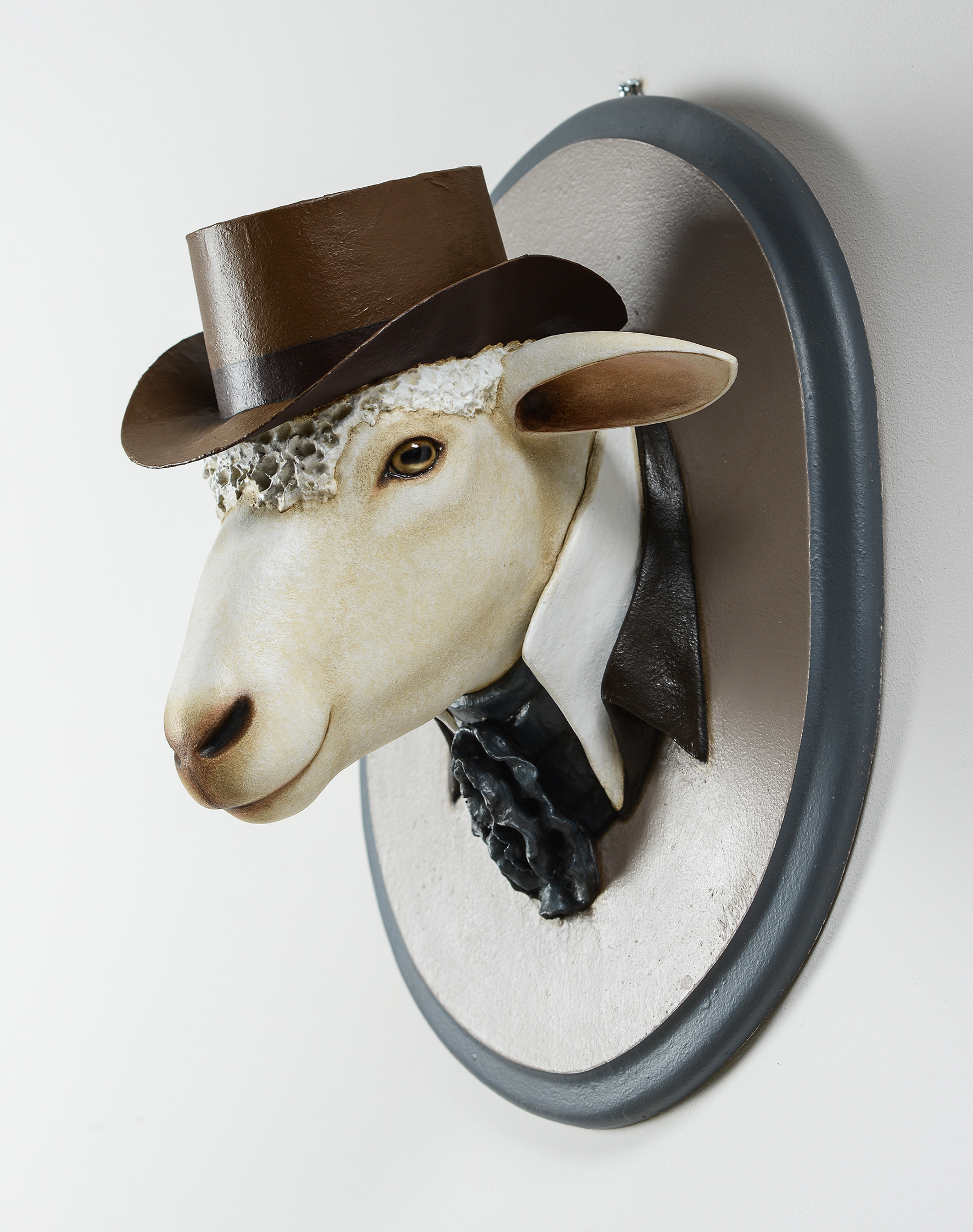Mouton chapeau en trophée | Animaux | Sculpture en papier mâché | Mélanie  Bourlon