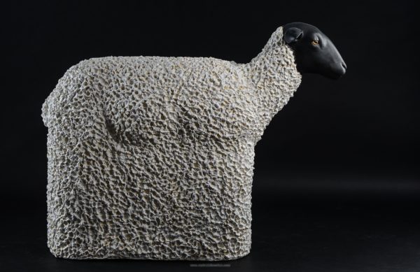 Mouton sans patte- Sculpture en papier de Mélanie Bourlon - 38 Le Avenières - Isère - Rhône-Alpes - France - Photo : Anthony Cottarel