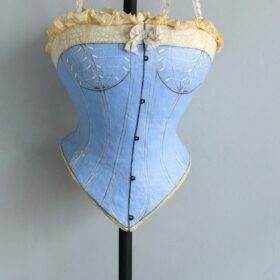 - Vestiaire - Sculpture en papier de Mélanie Bourlon - 38 Le Avenières - Isère - Rhône-Alpes - France - Photo : Anthony Cottarel