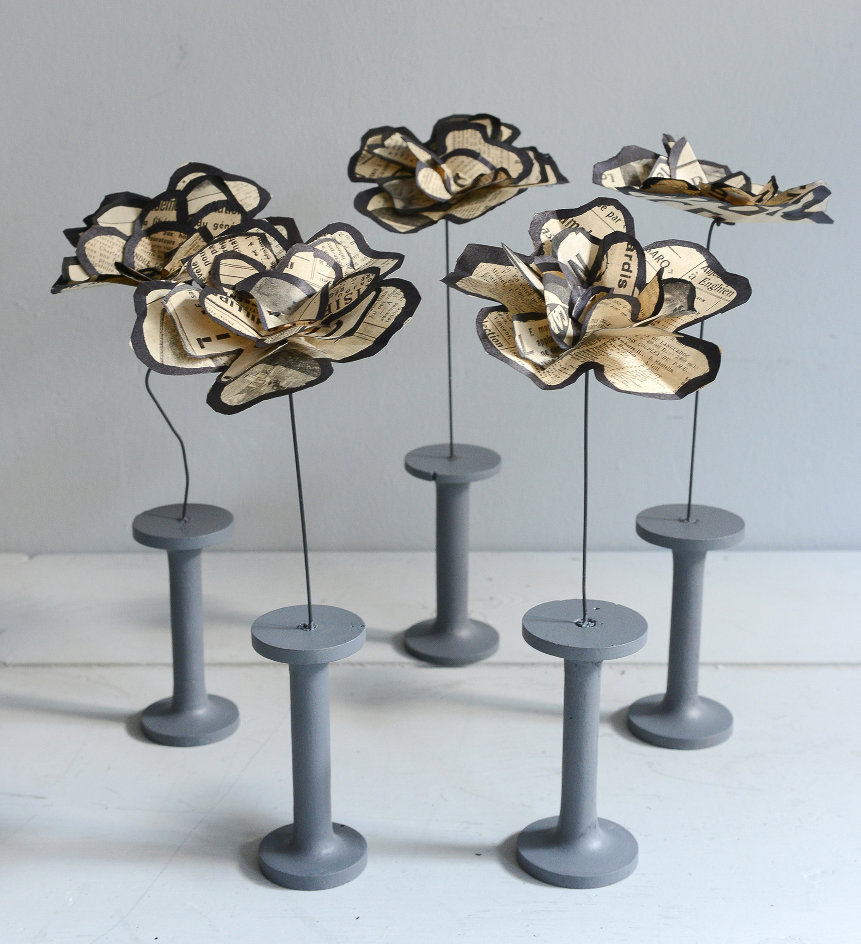 Fleurs journal bobine | Animaux | Sculpture en papier mâché | Mélanie  Bourlon