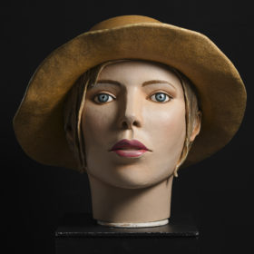 Tête de géante- visage -Melanie Bourlon sculptures papier mâché