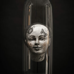 Visage sous cloche-Melanie Bourlon sculptures papier mâché