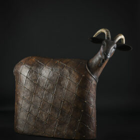 Chèvre Chesterfield-Melanie Bourlon sculptures papier mâché