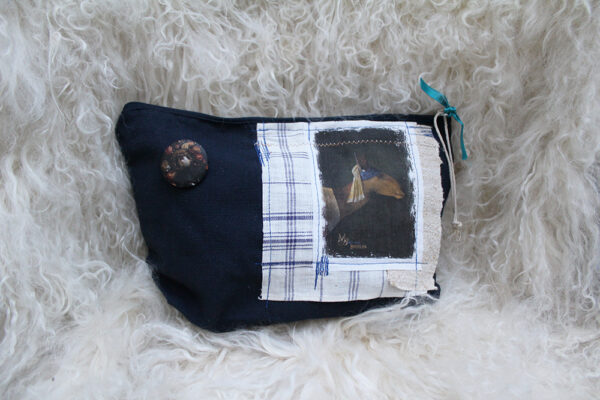 Pochette bleu jean foncé - Belle Odalisque - Tissu bleu rayé – M - Face