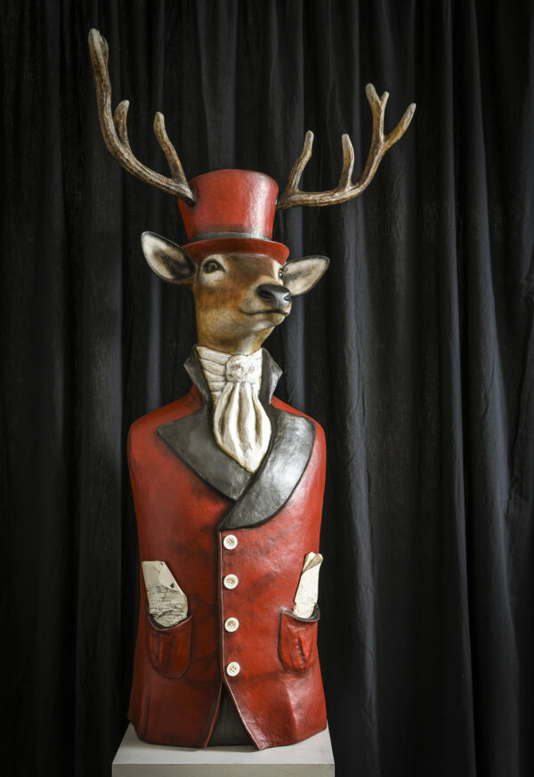 Cerf rouge - Sculpture en papier mâché de Mélanie Bourlon