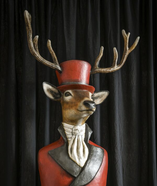 Cerf rouge - Sculpture en papier mâché de Mélanie Bourlon