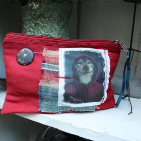 Pochette rouge Loup ruban bleu