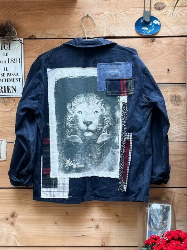 Veste 7 bleue lion - Mélanie Bourlon Sculpture Papier Mâché 3