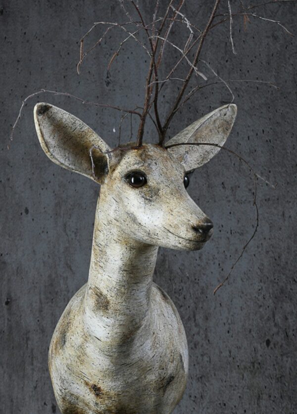 Mélanie Bourlon sculpture en papier mâché chevreuil au bouleau