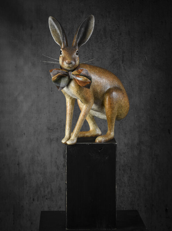Mélanie Bourlon sculpture en papier mâché lièvre au nœud papillon