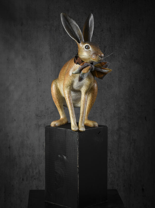 Mélanie Bourlon sculpture en papier mâché lièvre au nœud papillon