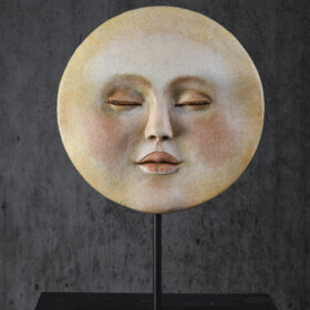Mélanie Bourlon sculpture en papier mâché Dame Lune
