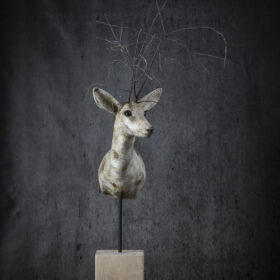 Mélanie Bourlon sculpture en papier mâché chevreuil au bouleau
