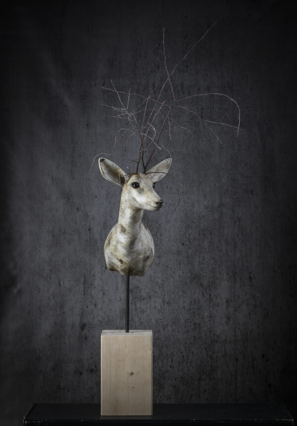 Mélanie Bourlon sculpture en papier mâché chevreuil au bouleau
