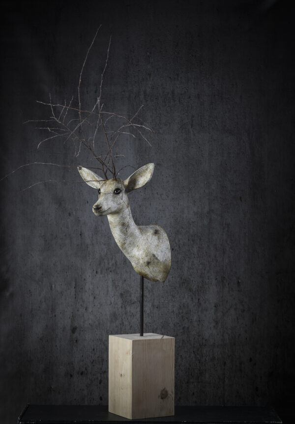 Mélanie Bourlon sculpture en papier mâché chevreuil au bouleau