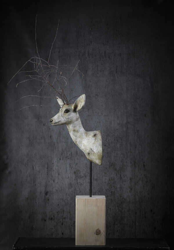 Mélanie Bourlon sculpture en papier mâché chevreuil au bouleau