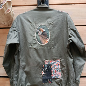 Veste kaki médaillon dos " grande odalisque " - V016 - melanie bourlon - papier mache