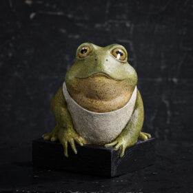 Crapouillot en papier mâché sculpture de Melanie Bourlon