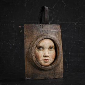Petit visage (cadre bois) en papier mâché sculpture de Melanie Bourlon