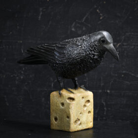 Maître Corbeau en papier mâché sculpture de Melanie Bourlon