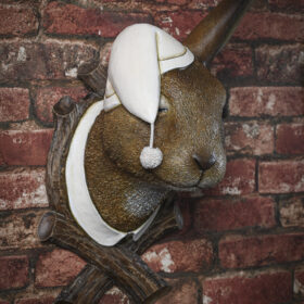 Lapin assoupi en papier mâché sculpture de Melanie Bourlon