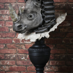 Sieur Rhinocéros en papier mâché sculpture de Melanie Bourlon