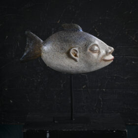 Comme un poisson dans l’eau 1 en papier mâché sculpture de Melanie Bourlon