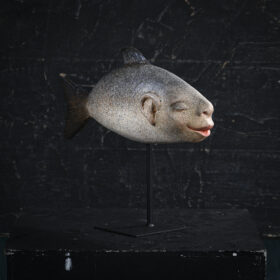 Comme un poisson dans l’eau 2 en papier mâché sculpture de Melanie Bourlon