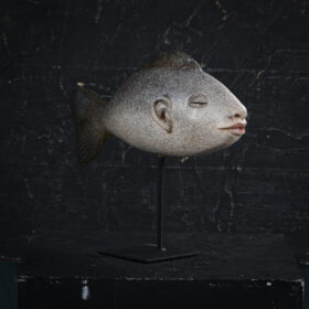 Comme un poisson dans l’eau 3 en papier mâché sculpture de Melanie Bourlon