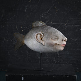 Comme un poisson dans l’eau 4 en papier mâché sculpture de Melanie Bourlon