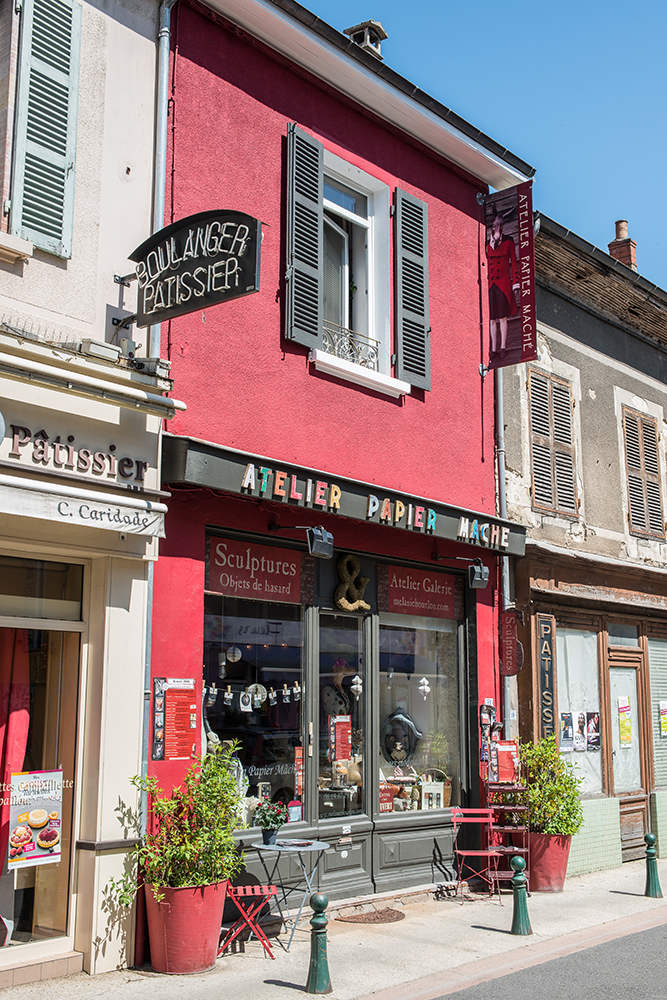 Atelier-Galerie 17 grande rue de Ciers 38630 Les Avenières Veyrins-Thuellin - Mélanie Bourlon sculptures et stages papier mâché - L'académie du papier